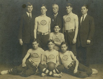The 1905 Marion Giants Basketball team.