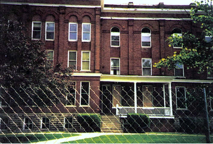 Teter Hall, shortly before its demolition.