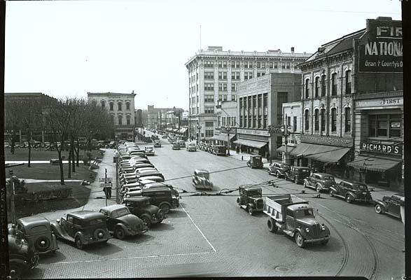 The west side of the square, ca. 1938. Marion National Bank is visible in the background.