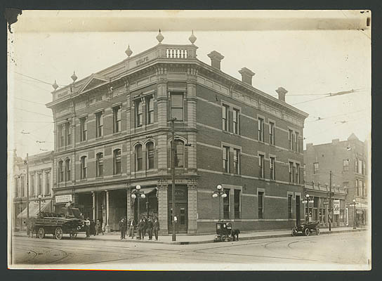 The Willson & Wolfe building, one-time home of Marion National Bank which stood at the corner of Fourth and Washington
